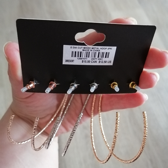 3 sets metallic hoop earrings - Picture 3 of 3